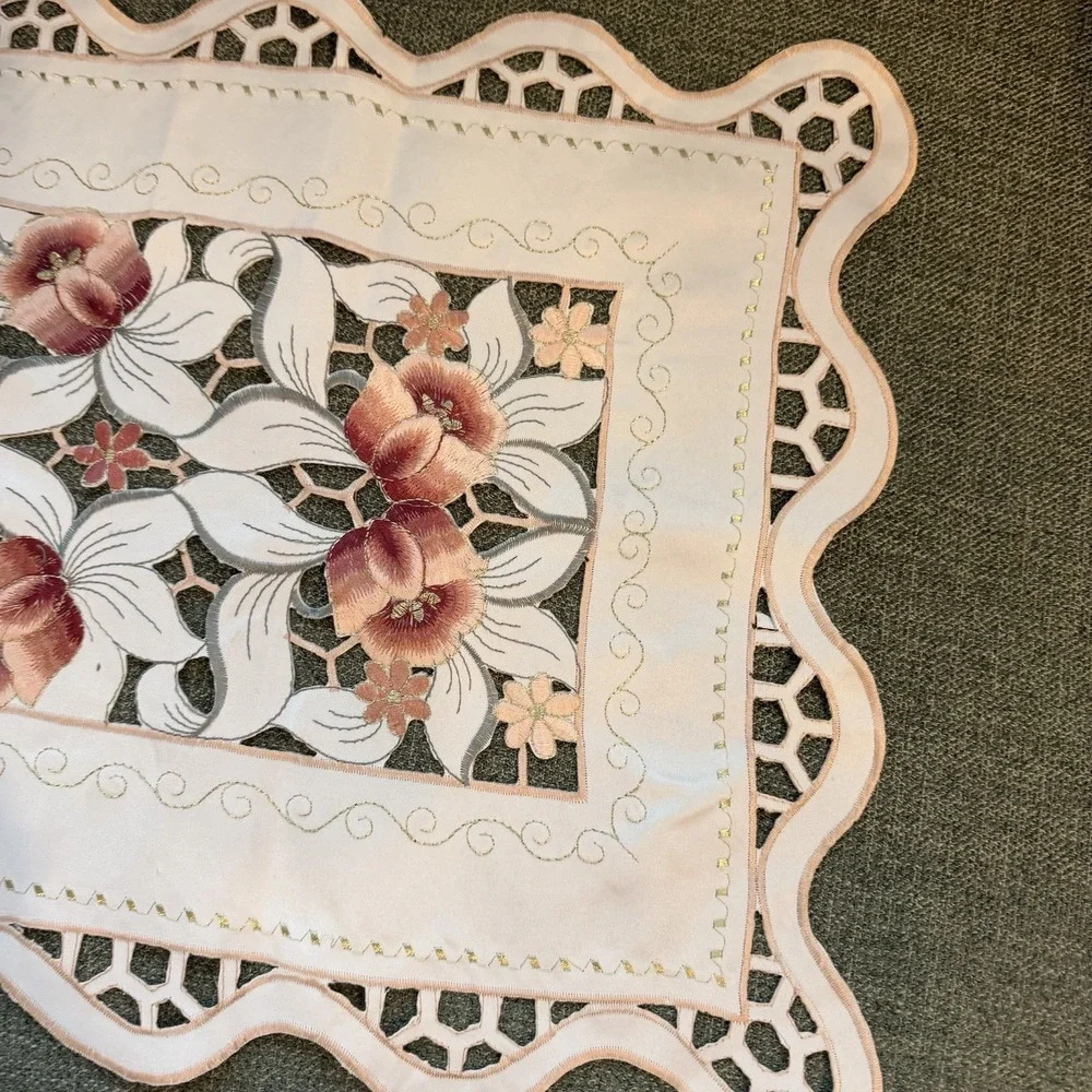 Vintage Floral Cutwork Table Runner 15x35 Embroidered Scalloped Edge Cottage